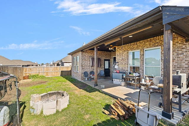 view of yard with ceiling fan and a patio