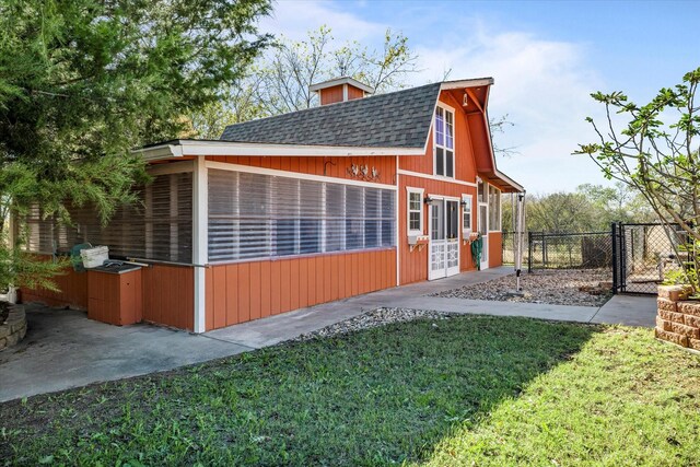 view of side of home featuring an outdoor structure