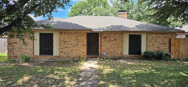 ranch-style home featuring a front lawn