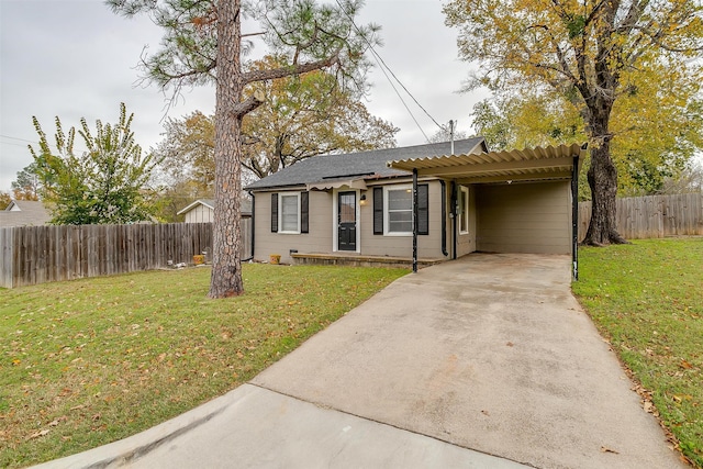 view of front of home featuring a carport and a front yard