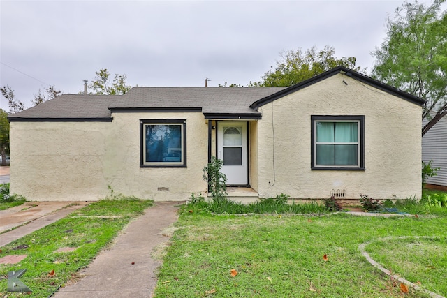 view of front of property with a front yard