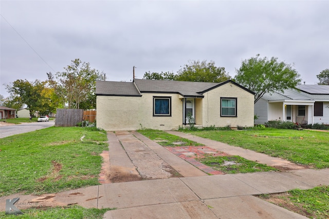 view of front of home featuring a front lawn