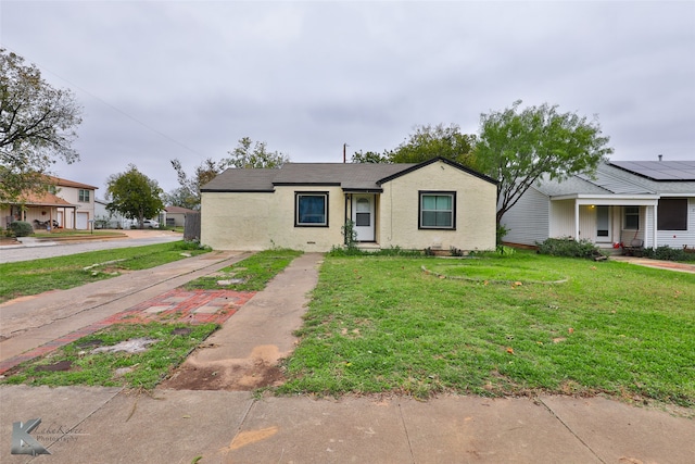 view of front facade with a front lawn