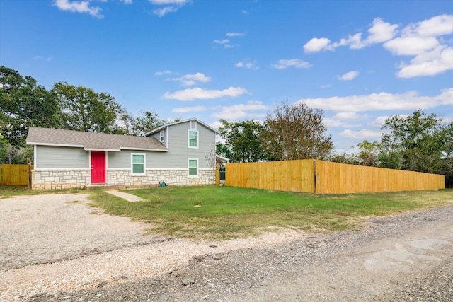 view of front of home featuring a front lawn