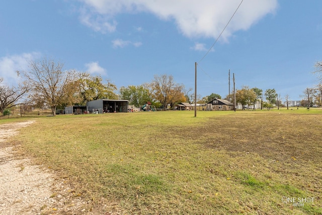 view of yard featuring an outbuilding