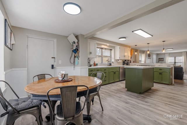 dining space with sink, light wood-type flooring, plenty of natural light, and ceiling fan