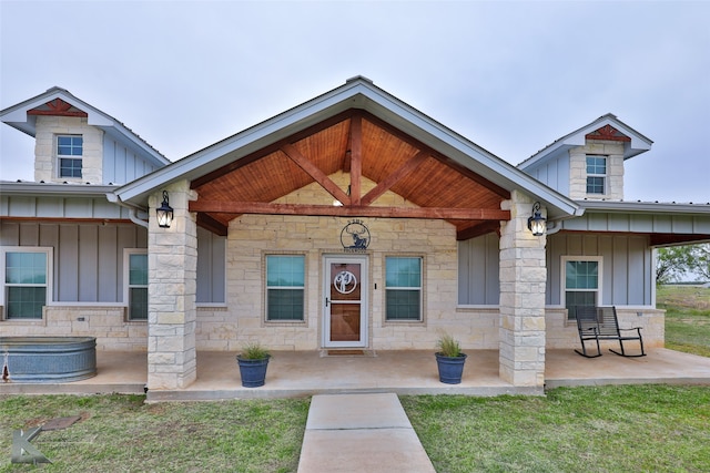 entrance to property featuring a porch