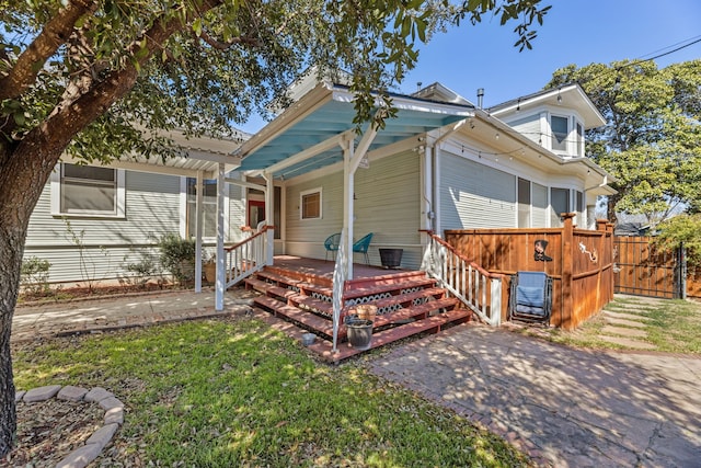 view of front of property featuring a front lawn and fence