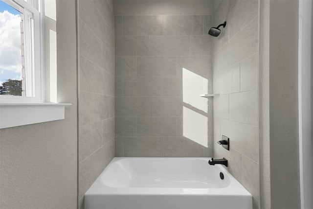 bathroom featuring tiled shower / bath combo