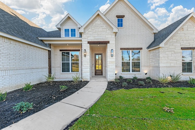 view of front of home featuring a front yard