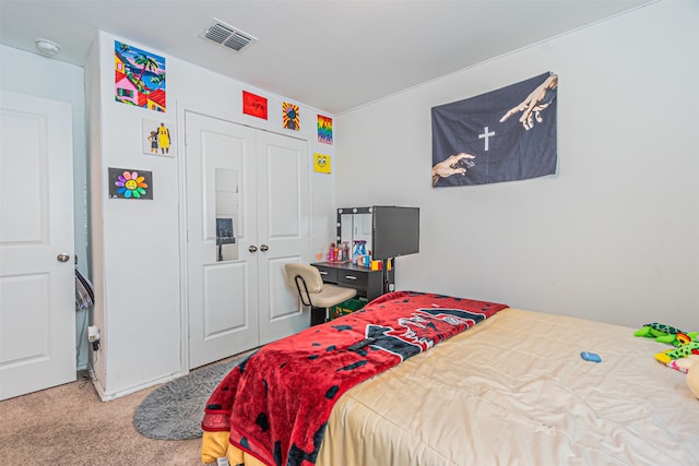 bedroom featuring carpet flooring and a closet