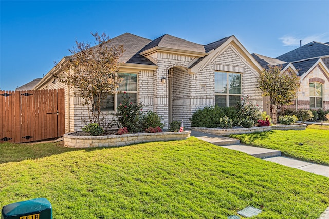 view of front of house featuring a front lawn