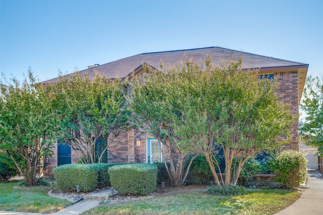 view of front of home featuring a front lawn