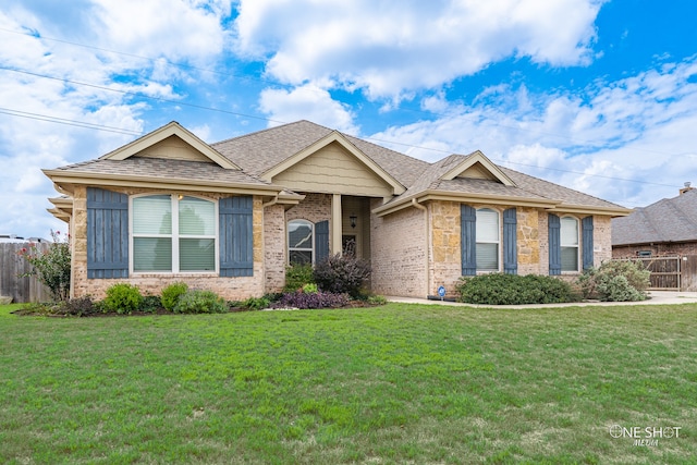 view of front of property featuring a front lawn