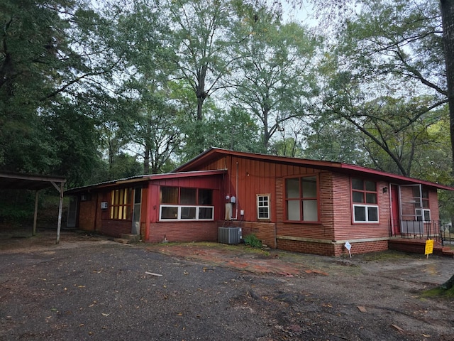 708 Walnut St, Atlanta, TX 75551 - view of front facade featuring central air condition unit and brick siding
