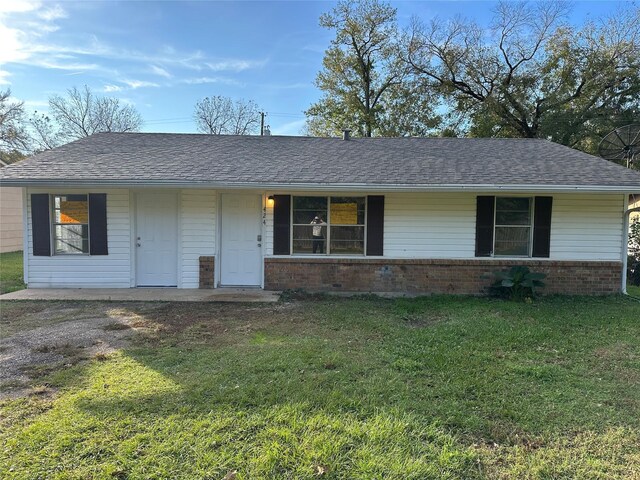 424 E Ragley St, Henderson, TX 75654 - single story home featuring brick siding, a front lawn, and roof with shingles