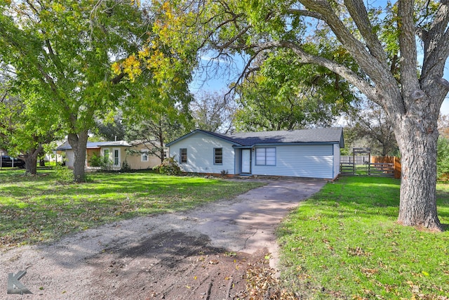 single story home featuring a front lawn