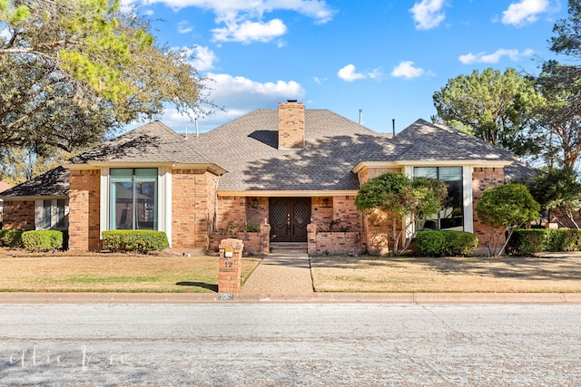 view of front facade featuring a front lawn