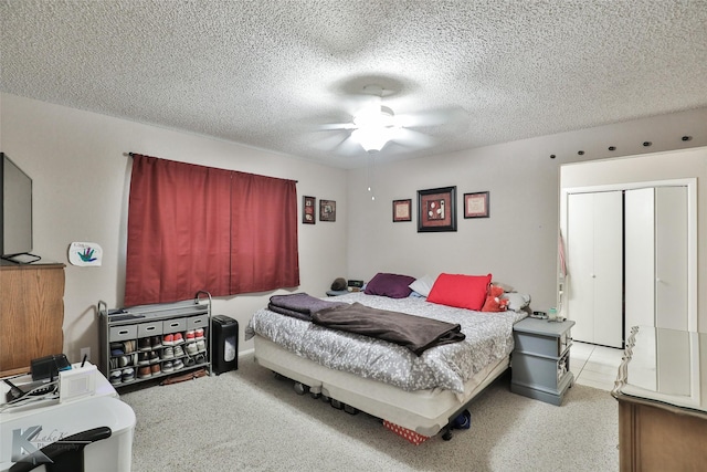 bedroom featuring ceiling fan and a textured ceiling