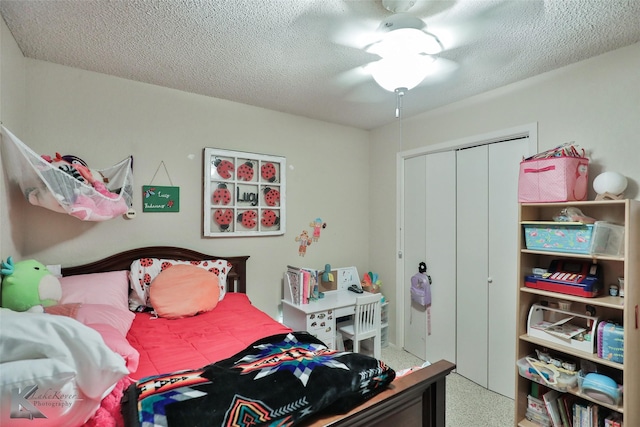 bedroom with ceiling fan, a closet, and a textured ceiling