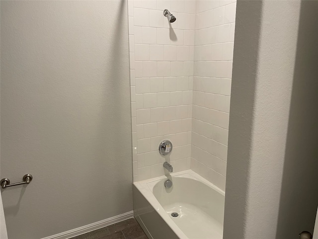 bathroom featuring tiled shower / bath