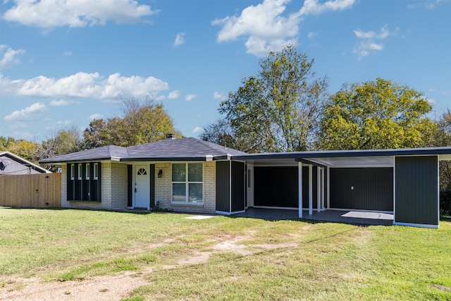 single story home featuring a front lawn