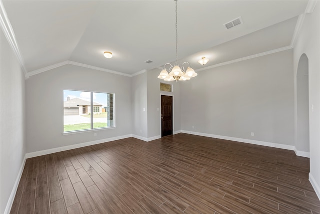 empty room with crown molding, lofted ceiling, a notable chandelier, and dark hardwood / wood-style flooring