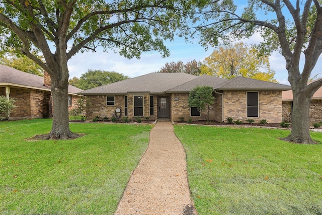 ranch-style home featuring a front lawn