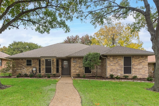 single story home with a front lawn