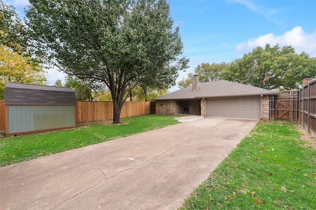 view of front of home featuring a shed and a front yard