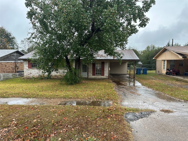 view of front of house with a carport and a front yard