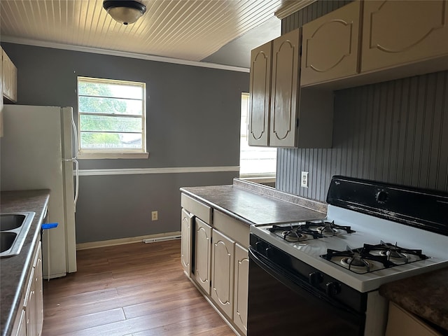 kitchen featuring sink, crown molding, range with gas stovetop, wooden ceiling, and light wood-type flooring