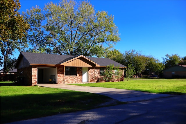 view of front of home featuring a front lawn