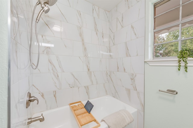 bathroom featuring tiled shower / bath combo