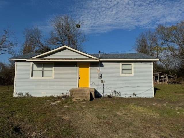 view of front of house featuring a front yard