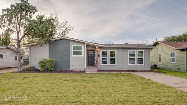 view of front of home with a front lawn