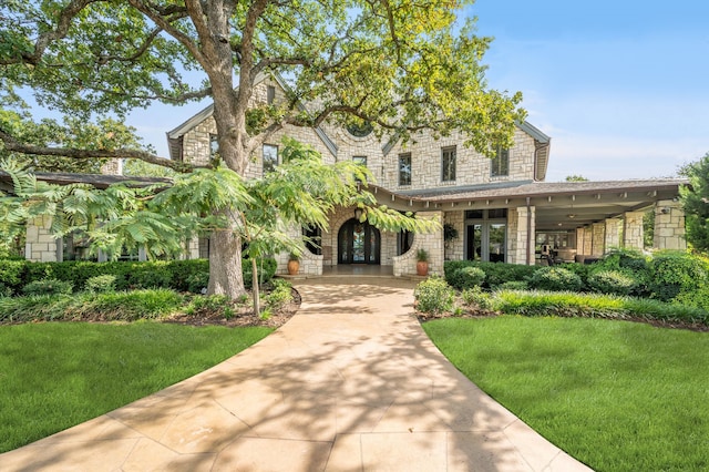 view of front of home featuring a front lawn