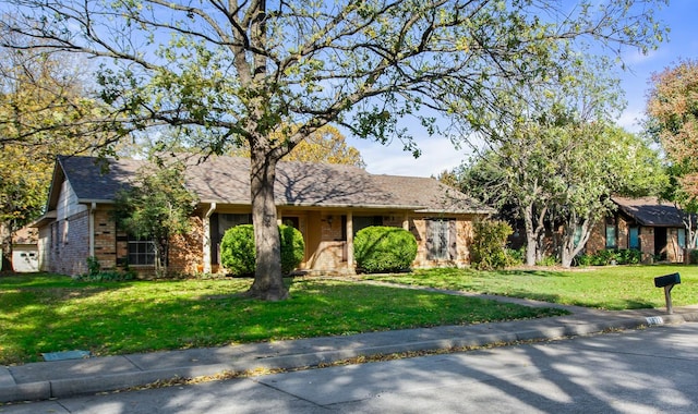 view of front facade featuring a front yard