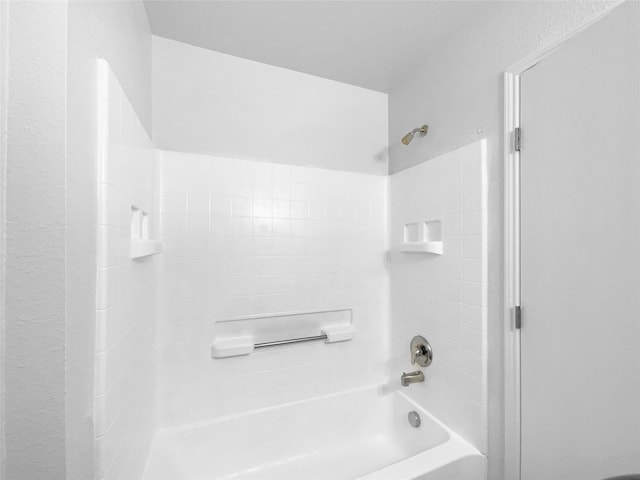 bathroom with tiled shower / bath