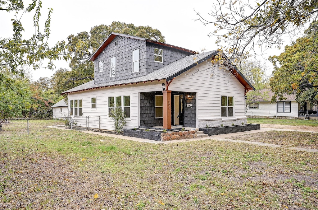 view of front of home with a front lawn