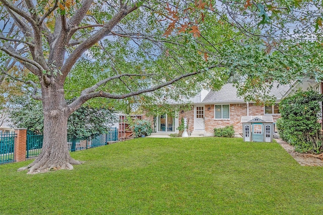 view of front of home featuring a front yard