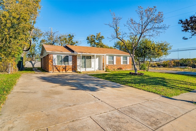 ranch-style house featuring a front yard