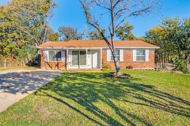 ranch-style house featuring a front lawn