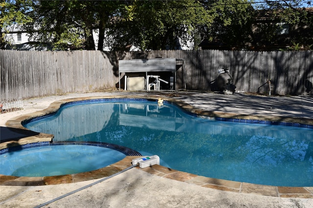 view of pool with an in ground hot tub