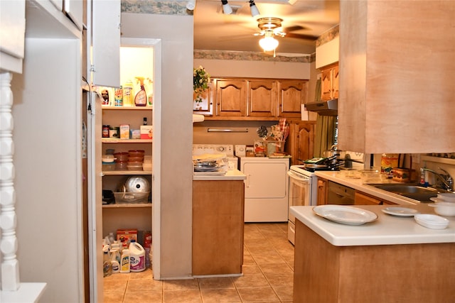 kitchen with sink, light tile patterned floors, electric range, ceiling fan, and washing machine and dryer