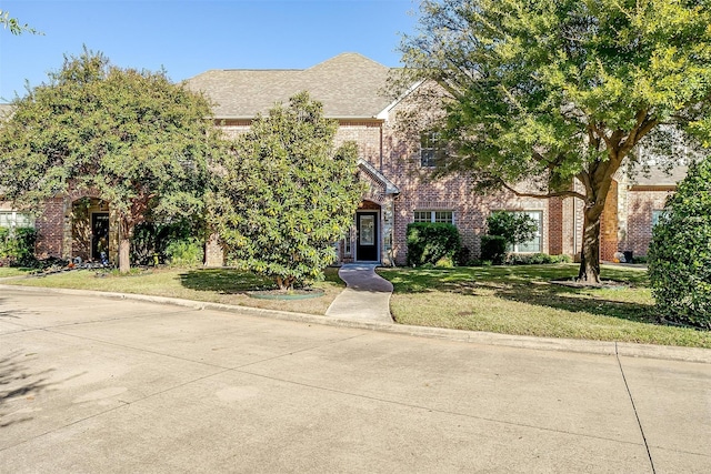 view of front facade featuring a front yard