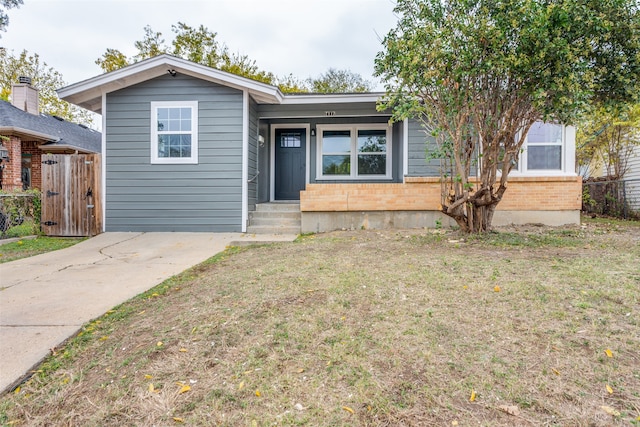 view of front of property featuring a front yard