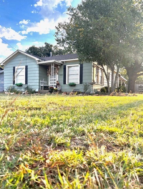 ranch-style home with a front lawn