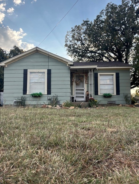 view of front facade featuring a front yard