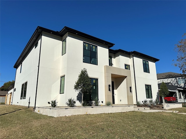 view of front of property featuring a front lawn